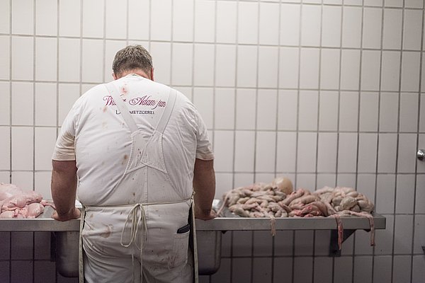 Metzger macht Würstchen 