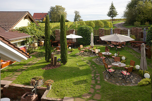 Blick in den Garten der Weinstube Brennofen 