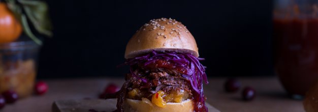 Wildschwein Burger mit Cranberry-BBQ-Sauce-Orangenchutney-Rotkohl-Slaw-und Wacholderbuns