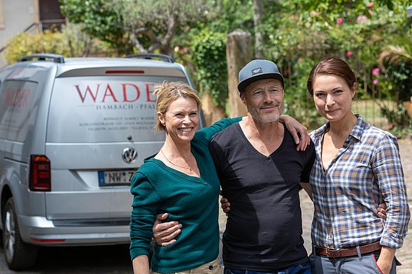 Leslie Malton, Henriette Richter-Röhl und der Regisseur Tomy Wigand stehen zusammen und lassen sich fotografieren