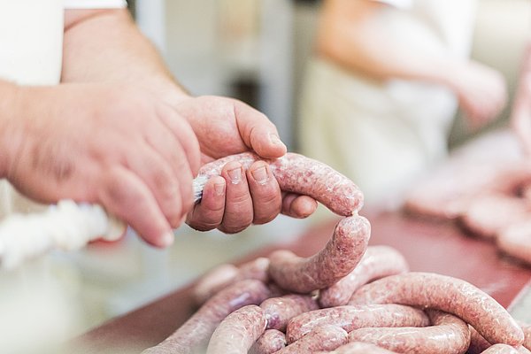 Pfälzer Bratwürste, die mit Handarbeit fertig gestellt werden