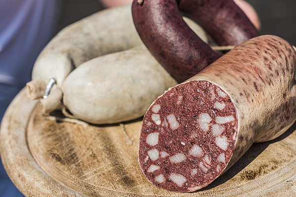 Blutwurst angerichtet auf ein Holzbrettchen 