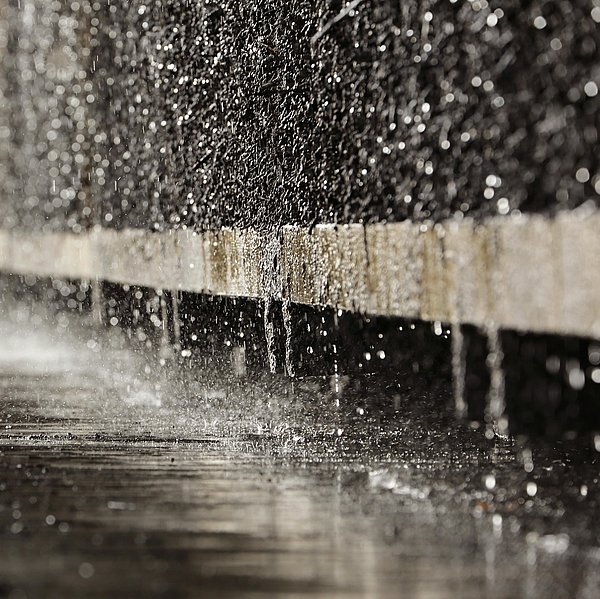 Eine Nahaufnahme des tropfenden Wasser von dem Gradierbau in Bad Dürkheim